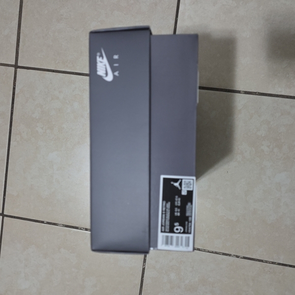 Empty Shoe Box - Picture 3 of 7